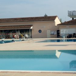 Piscine Intercommunale - RIBÉRAC (24 - Dordogne, France) - Piscine intercommunale - Vue d'ensemble avec les plongeoirs - 26/07/2018