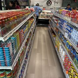 BrazMarket - Aisles are clean and well organized!