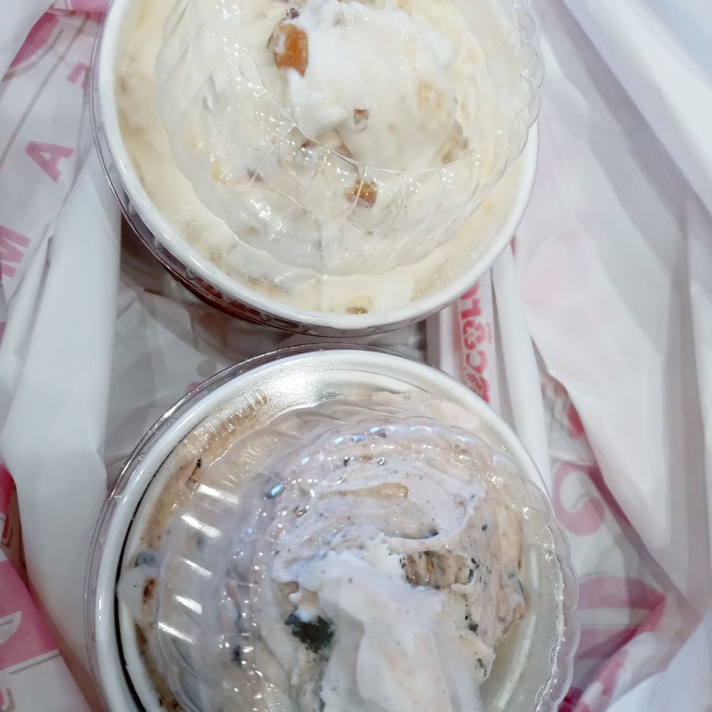 Cold Stone Creamery - Oreo overload (bottom) Banana caramel crunch (top) - Ice Cream & Frozen Yogurt Near Me - Pompano Beach, Florida
