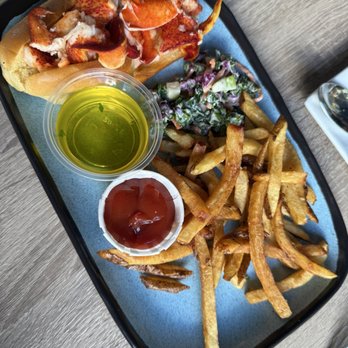 Lucky Lobster Co - CT lobster roll - Seafood Near Me - Dunedin, Florida