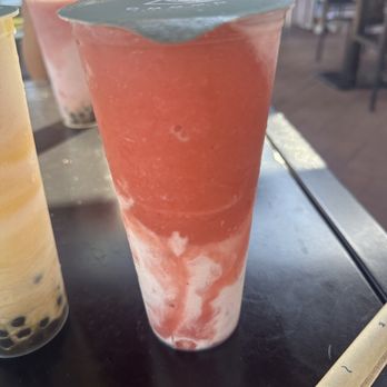 OMOMO Tea Shoppe - Strawberry Tornado - Coffee & Tea Near Me - Irvine, California