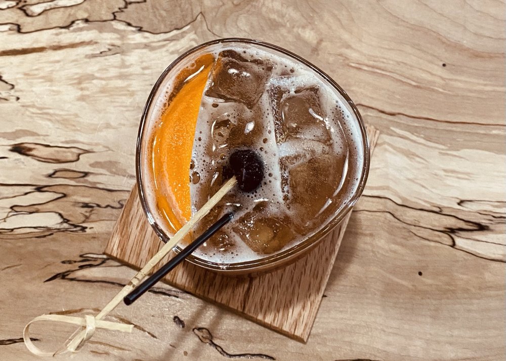 Sutton’s Wine Bar Logo