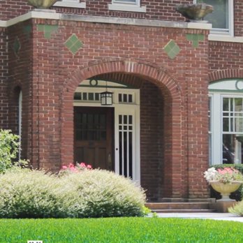 Dallas Groundskeeper - the entrance to the home - Gardeners Near Me