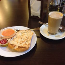 Leyendas - Cafe y media barrita, oferta de desayuno por 1,80