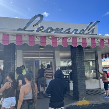Leonard's Bakery - Waiting for your number to be called - Bakeries Near Me - Honolulu, Hawaii