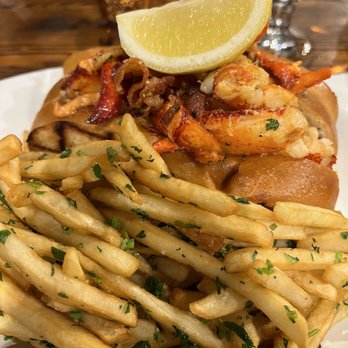 Marthas Vineyard Chowder Company - Delicious Lobster Roll with BACON - Seafood Near Me - Oak Bluffs, Massachusetts