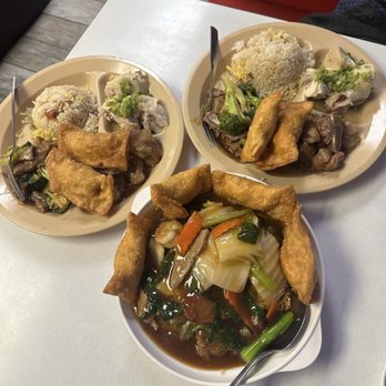 Golden Eagle Chinese Restaurant - Dinner plates and crispy gau gee min with cake noodle. - Seafood Near Me - Honolulu, Hawaii