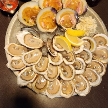 Diana's Oyster Bar And Grill - Cherry Stone Clams and $1 Oysters - Seafood Near Me - Markham, Ontario