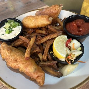 Moku Kitchen - Fish and chips - Cocktail Bars Near Me - Honolulu, Hawaii