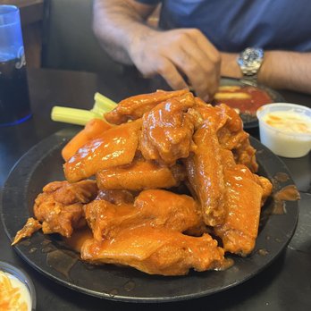 Duff's Famous Wings - American Near Me - Amherst, New York Duff's Famous Wings - American Near Me - Amherst, New York