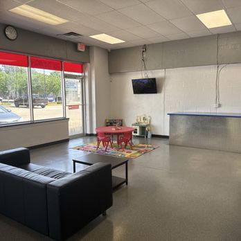 Queen City Laundry - comfortable seating - Laundromat Near Me - Cincinnati, Ohio Queen City Laundry - comfortable seating - Laundromat Near Me - Cincinnati, Ohio