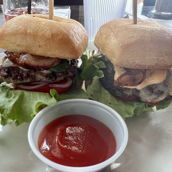 Three Mermaids Public House - V sliders- delicious! - New American Near Me - Tigard, Oregon