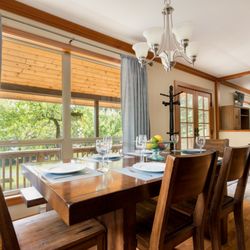 Gorge Harbour Marina Resort  - Cottage dinning room