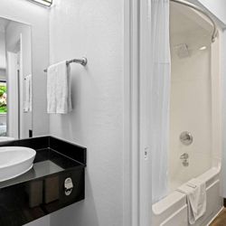 Motel 6 - Monterey - Motel Monterey CA Bathroom