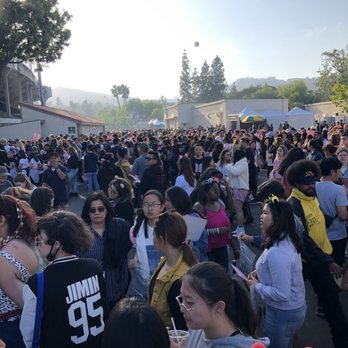 Rose Bowl Stadium - This was once we entered the stadium itself. Everyone was pushing, shoving and running. I got separated from my sister about 3 times. - Stadiums & Arenas Near Me - Pasadena, California