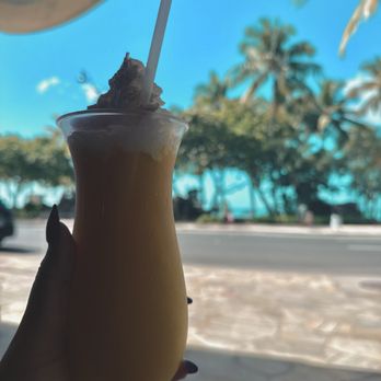 Cheeseburger In Paradise - Yummy Mango Smoothie - Burgers Near Me - Honolulu, Hawaii