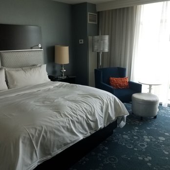 Renaissance Arlington Capital View Hotel - Room 925 - Hotels Near Me - Arlington, Virginia