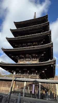 Hōkan-ji Temple (Yasaka Pagoda) by null