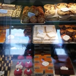 Confiteria Los Tres Martinez - Mostrador cn pastelitos!