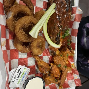 Dick’s Last Resort - Ribs, chicken wings and onion rings. - Bars Near Me - Las Vegas, Nevada