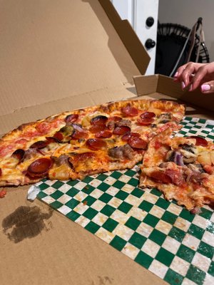 Lucky's Pizza by null