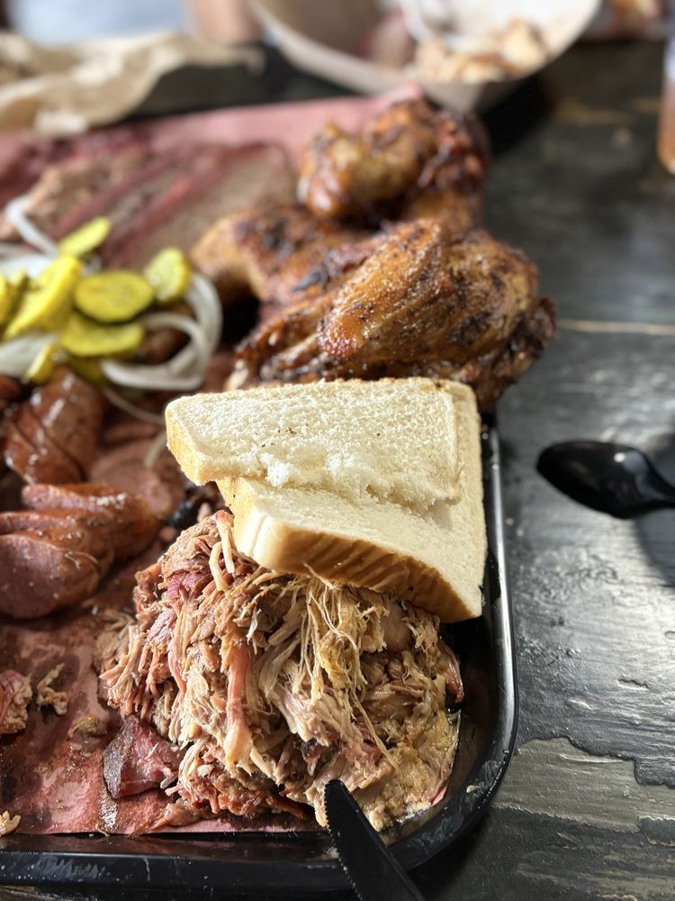 Bubby’s BBQ Logo