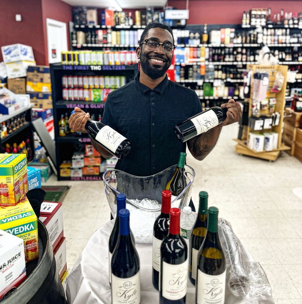 Montgomery Discount Wine Market Logo