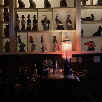 Flamingo Lounge - Ambiance - Lounges Near Me - Seward, Alaska