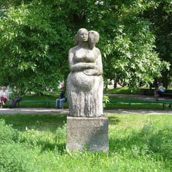 Ksem3 - Druga rzeźba usytuowana od strony ul. Konarskiego przedstawia ciężarną kobietę.