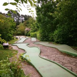 Mini-Golf - Vue sur la piste 4, le toboggan, la piste 5, le volcan et la piste 6 au fond, le parcours libre.