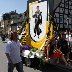 Der große Festumzug - Unser Ortswappen mit dem Abt Burkhardt