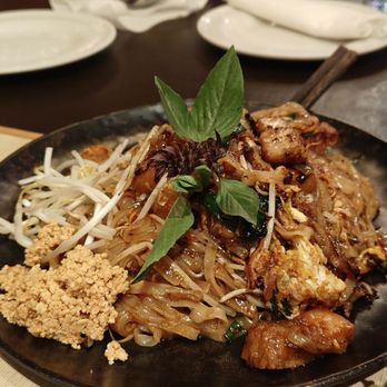 Isaan Der - Thai Kitchen & Bar - Pad thai - Thai Near Me - Toronto, Ontario