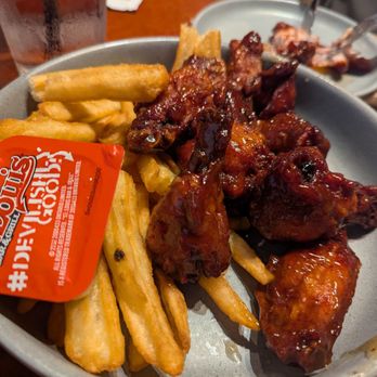 St. Louis Bar & Grill - Honey Garlic Wings - Sports Bars Near Me - Toronto, Ontario