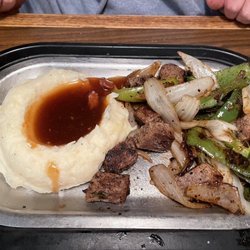 Hoss's Steak & Sea House - Steak tips an mashed potatoes