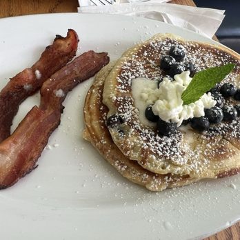 Luises Cafe - Blueberry pancakes and bacon - Breakfast & Brunch Near Me - Los Angeles, California