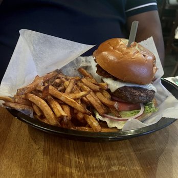 Offshore Ale - Tavern burger - Breweries Near Me - Oak Bluffs, Massachusetts
