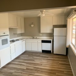 Coastal Living California Properties Inc - Parkwood Gardens Apartment's kitchen layout