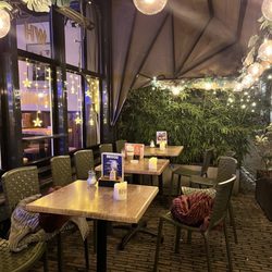 Cafe Heen & Weer - Sweet patio scene