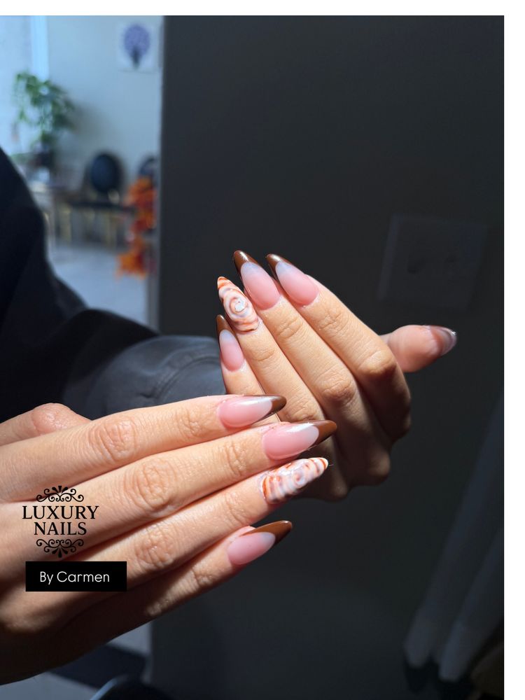Luxury Nails Logo