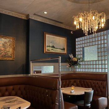 Gatsby's Landing - Cozy and Intimate Dining Room with Beautiful Dripping Chandeliers! (06/02/22) - New American Near Me - Roslyn, New York