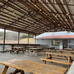 Phil's Bar-B-Que Pit - Covered outdoor patio