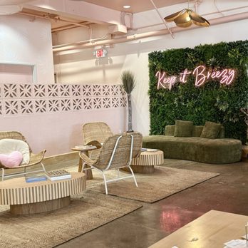 Breezy - Waiting area - Breakfast & Brunch Near Me - San Juan Capistrano, California