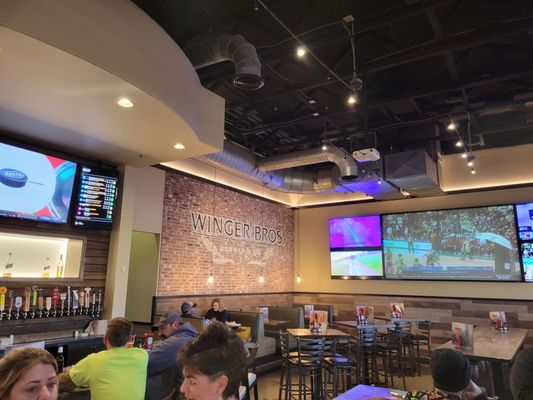 WINGERS Restaurant & Alehouse by null