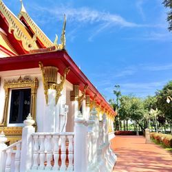 Wat Mongkolratanaram of Florida - Side view of temple (details)