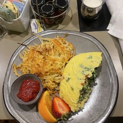 Ciazza Kitchen + Bar - Omelette with broccolini and bell pepper, hash brown and fruit.