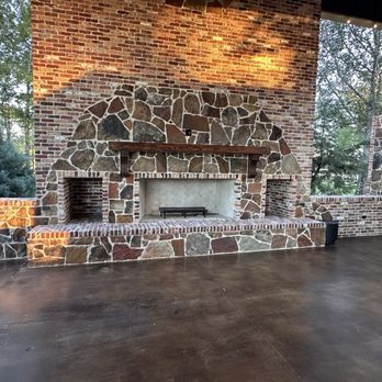 Serenity Ranch - Huge fireplace was "fired up" on our last trip. - Desserts Near Me - Jefferson, Texas