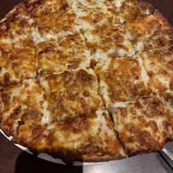 Gillum's Sports Lounge - BBQ Chicken Pizza