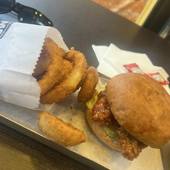 Big Smoke Burger - Hot Nashville, Ontario Hot Chicken Sandwich with Onion Rings - Burgers Near Me - Toronto, Ontario
