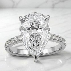 Pear shape diamond engagement ring in 14k white gold