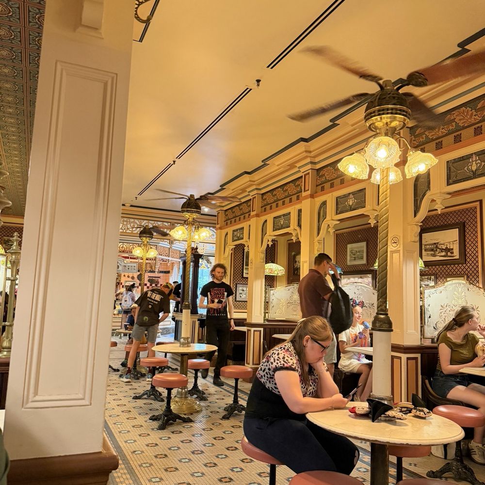 Cable Car Bake Shop - Indoor decor - Bakeries Near Me - Chessy, 77